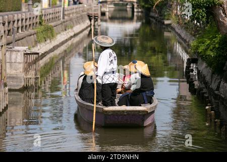 Yanagawa, Japan; 10. Oktober 2023: Die Stadt Yanagawa in Fukuoka hat wunderschöne Kanäle, um entlang der Boote zu spazieren, die von erfahrenen Bootsführern betrieben werden. Stockfoto