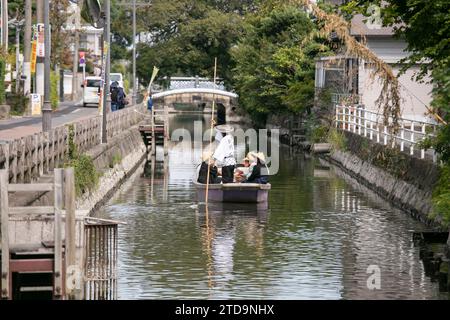 Yanagawa, Japan; 10. Oktober 2023: Die Stadt Yanagawa in Fukuoka hat wunderschöne Kanäle, um entlang der Boote zu spazieren, die von erfahrenen Bootsführern betrieben werden. Stockfoto