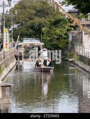 Yanagawa, Japan; 10. Oktober 2023: Die Stadt Yanagawa in Fukuoka hat wunderschöne Kanäle, um entlang der Boote zu spazieren, die von erfahrenen Bootsführern betrieben werden. Stockfoto