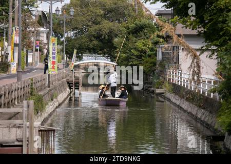 Yanagawa, Japan; 10. Oktober 2023: Die Stadt Yanagawa in Fukuoka hat wunderschöne Kanäle, um entlang der Boote zu spazieren, die von erfahrenen Bootsführern betrieben werden. Stockfoto