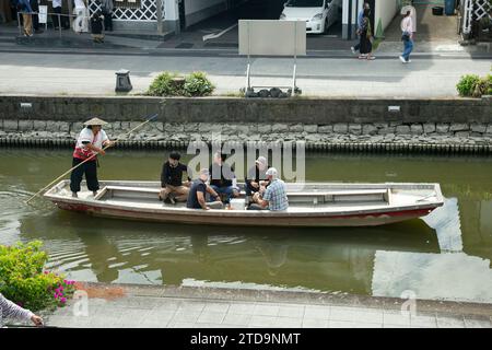 Yanagawa, Japan; 10. Oktober 2023: Die Stadt Yanagawa in Fukuoka hat wunderschöne Kanäle, um entlang der Boote zu spazieren, die von erfahrenen Bootsführern betrieben werden. Stockfoto