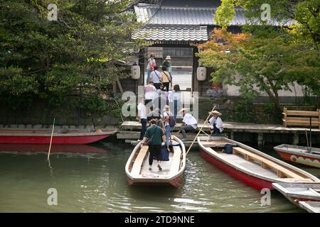 Yanagawa, Japan; 10. Oktober 2023: Die Stadt Yanagawa in Fukuoka hat wunderschöne Kanäle, um entlang der Boote zu spazieren, die von erfahrenen Bootsführern betrieben werden. Stockfoto