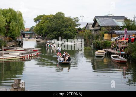 Yanagawa, Japan; 10. Oktober 2023: Die Stadt Yanagawa in Fukuoka hat wunderschöne Kanäle, um entlang der Boote zu spazieren, die von erfahrenen Bootsführern betrieben werden. Stockfoto