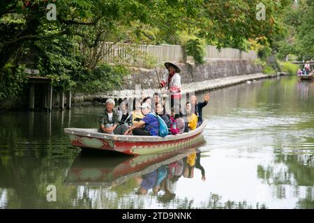 Yanagawa, Japan; 10. Oktober 2023: Die Stadt Yanagawa in Fukuoka hat wunderschöne Kanäle, um entlang der Boote zu spazieren, die von erfahrenen Bootsführern betrieben werden. Stockfoto