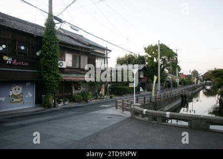 Yanagawa, Japan; 10. Oktober 2023: Die Stadt Yanagawa in Fukuoka hat wunderschöne Kanäle, um entlang der Boote zu spazieren, die von erfahrenen Bootsführern betrieben werden. Stockfoto