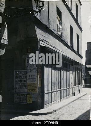 Paris (4. Arr.), Frankreich Plakate an der Ecke Rue du Grenier-sur-l'eau und Rue des Barres, Wirtschaftstätigkeit, Registrierung, Information, Wissenschaft, Techniken, Wohnungsbau, Architektur, Boutique, Geschäft, Werbung, Poster, Kinematographie, Straße, Bezirk, Straßenschild, Frankreich, Paris, Ecke Rue des Barres (H. de V.) und Rue Grenier s/l' Eau - Hebräische Plakate, Arrondissement IV, 13.07/1923 - 13.07.1923, Léon, Auguste, Fotograf, Autochrome, Foto, Glas, Autochrome, Foto, positiv, Vertikal, Format 9 x 12 cm Stockfoto