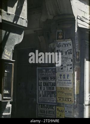 Paris (IV. Arr.), Frankreich der Eingang zur Rue du Grenier-sur-l'Eau von der Rue des Barres, Wirtschaftstätigkeit, Registrierung, Information, Wissenschaft, Techniken, Gehäuse, Architektur, Werbung, Poster, Kinematografie, Straße, Nachbarschaft, Straßenschild, Frankreich, Paris, Ecke rue des Barres (H. de V.) und rue Grenier s/l'Eau - Poster auf Hebräisch, Arrondissement IV, 13.07/1923 - 13.07.1923, Léon, Auguste, Fotograf, Autochrome, Foto, Glas, Autochrome, Foto, positiv, Vertikal, Format 9 x 12 cm Stockfoto