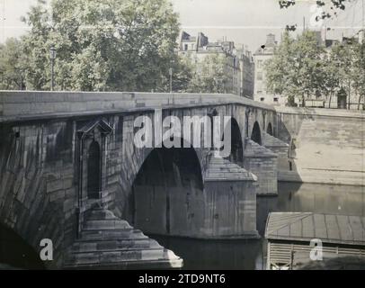 Paris (IV. Arr.), Frankreich die Marie-Brücke vom Quai d'Anjou, Habitat, Architektur, Verkehr, Fluss, Bauingenieurwesen, öffentliche Bauarchitektur, Waschhaus, Kai, Boot, skulpturierte Einrichtung, Flusstransport, See, Brücke, Frankreich, Paris, Le Pont Marie, East Side, Arrondissement IV, 13.07/1923 - 13.07.1923, Léon, Auguste, Fotograf, Autochrome, Foto, Glas, Autochrome, Foto, positiv, horizontal, Größe 9 x 12 cm Stockfoto