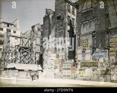 Paris (3.-4. Arr.), Frankreich Abbrucharbeiten und Arbeiten rue Beaubourg, Wirtschaftstätigkeit, Wohnungsbau, Architektur, Registrierung, Informationen, Straßenlaterne, Straßenlaterne, Gerüste, Traggerüste, Werbung, Arbeiten, Poster, Dilapidation, unhygienische Bedingungen, Frankreich, Paris, Abriss der Altstadt, rue Beaubourg, Paris, 21.07/1923 - 21.07.1923, Léon, Auguste, Fotograf, Autochrome, Foto, Glas, Autochrome, Foto, positiv, Horizontal, Größe 9 x 12 cm Stockfoto