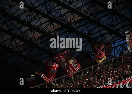 Mailand, Italien. Dezember 2023. AC Monza Fans beim italienischen Fußballspiel der Serie A zwischen AC Milan und AC Monza am 17. Dezember 2023 im Giuseppe Meazza San Siro Siro Stadion in Mailand. Foto Tiziano Ballabio Credit: Unabhängige Fotoagentur/Alamy Live News Stockfoto