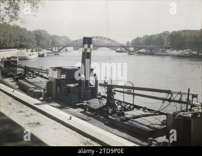 Paris (7.-16. Arrondissement), Frankreich Ein Lastkahn, der am Hafen von Bourdonnais und an der Debilly-Fußgängerbrücke, Wohngebäude, Architektur, Verkehr, Fluss, Bauingenieurwesen, öffentliche Bauarchitektur, Kai, Boot, Schutt, Flusstransport, See, Brücke, Frankreich, Paris, La Passerelle Debilly, Paris, 02/08/1923 - 02/08/1923, Léon, Auguste, Fotograf, Autochrome, Foto, Glas, Autochrome, Foto, positiv, Horizontal, Format 9 x 12 cm Stockfoto