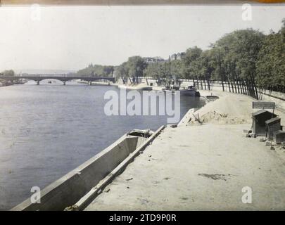 Paris (16. Arrondissement), Frankreich die Pont d'Iéna vom Hafen aus gesehen Debilly, Habitat, Architektur, Verkehr, Fluss, Hütte, Bauingenieurwesen, öffentliche Bauarchitektur, Kai, Boot, Hafen, Schutt, Flusstransport, See, Brücke, Frankreich, Paris, The Pont d'Iéna, Arrondissement XVI, 02/08/1923 - 02/08/1923, Léon, Auguste, Fotograf, Autochrome, Foto, Glas, Autochrome, Foto, positiv, horizontal, Größe 9 x 12 cm Stockfoto