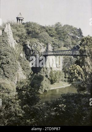 Paris (19. Arrondissement), France Les Buttes-Chaumont, See und Hängebrücke, HD, Habitat, Architektur, Natur, Umgebung, Tempel, existiert in High Definition, See, Teich, Gartenarchitektur, Park, Garten, Vegetation, Botanik, Brücke, Frankreich, Paris, Les Buttes Chaumont, See und Hängebrücke, Arrondissement XIX, 07.09/1923 - 07.09.1923, Léon, Auguste, Fotograf, Autochrome, Foto, Glas, Autochrome, Foto, positiv, Vertikal, Format 9 x 12 cm Stockfoto