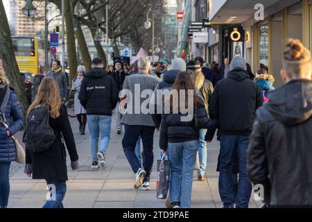 Weihnachtseinkäufe am Dritten Advent in Berlin, Deutschland - 17. Dezember 2023: Menschen tragen Einkaufstragetaschen und erledigen Weihnachtseinkäufe auf einer bekannten Einkaufsstraße, der Tauentzienstraße, am verkaufsoffenen Sonntag am dritten Advent in Berlin Stockfoto