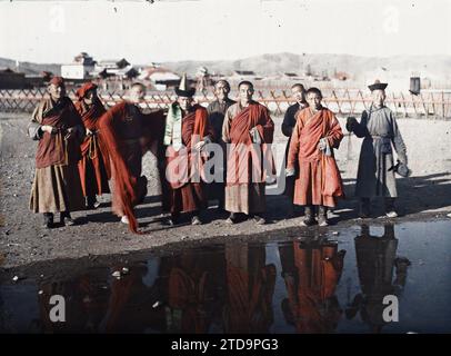 Ourga, Mongolei Lamas und ein Laie in der Nähe des Gelben Palastes, Kleidung, Religion, HD, Menschen, Kostüm, tibetischer Ritus-Buddhismus, existiert in High Definition, Gruppenporträt, Mann, Ourga, Gruppe von Lamas, Oulan-Bator, 24.07/1913 - 24.07.1913, Passet, Stéphane, Fotograf, 1913 - Mongolie, Mongolei - Stéphane Passet - (6-25. Juli), Autochrome, Foto, Glas, Autochrome, Foto, positiv, Horizontal, Format 9 x 12 cm Stockfoto