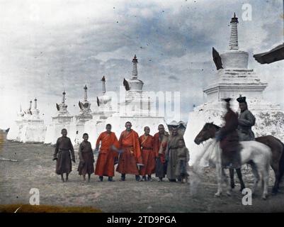 Ourga, Mongolei Eine Gruppe von Lamas in der Nähe der Stupa-Linie am Rande des Klosterviertels Gandan, Transport, Kleidung, Tier, Religion, Habitat, Architektur, HD, Mensch, Tiertransport, Pferd, Reiter, religiöse Kleidung, echtes Tier, Kostüm, Jurte, tibetischer Ritus-Buddhismus, Zelt, Grabbau, existiert in High Definition, Gruppenporträt, Pferd, Markise, religiöse Architektur, man, Ourga, religiöse Denkmäler und Lamasgruppe, Oulan-Bator, 21.07/1913 - 21.07.1913, Passet, Stéphane, Fotograf, 1913 - Mongolei, Mongolei - Stéphane Passet - (6-25. Juli), Autochrome Stockfoto