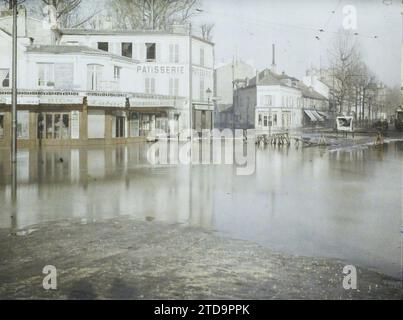 Boulogne-sur-seine, Frankreich die Straßen von Port, des Abondances und die Grande rue (heute Avenue Jean-Baptiste-Clément) überfluteten am Standort des heutigen Kreisverkehrs Rhein-Donau, Wirtschaft, Natur, Umwelt, Inschrift, Informationen, Habitat, Architektur, Shop, Geschäft, Naturphänomen, Überschwemmungen, kommerzielle Inschrift, Straßenbahn, Straße, Viertel, Café, Bar, Bäckerei, Konditorei, Frankreich, Boulogne s/S., Überschwemmungen, Round-Point und Ecke Rue des Abondances, Gde rue und Rue du Port, Boulogne-Billancourt, 06.01/1924 - 06.01.1924, Léon, Auguste, Fotograf, Autochrome, Foto, GL Stockfoto