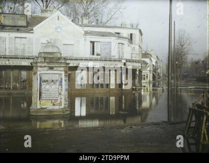 Boulogne-sur-seine, Frankreich Rue du Port und Grande rue (heutige Avenue Jean-Baptiste-Clément) überschwemmt, Wirtschaftstätigkeit, Natur, Umwelt, Registrierung, Informationen, Habitat, Architektur, Shop, Geschäft, Werbung, Naturphänomen, Überschwemmungen, kommerzielle Beschriftung, Poster, Straßenbahn, Straße, Bezirk, Café, Bar, Frankreich, Boulogne s/S., Überschwemmungen, Ecke Rue du Port und Grande Rue, Boulogne-Billancourt, 07.01/1924 - 07.01.1924, Léon, Auguste, Fotograf, Autochrome, Foto, Glas, Autochrome, Foto, positiv, Horizontal, Format 9 x 12 cm Stockfoto