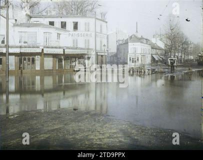 Boulogne-sur-seine, Frankreich die Straßen von Port, des Abondances und die Grande rue (heute Avenue Jean-Baptiste-Clément) überfluteten am Standort des heutigen Kreisverkehrs Rhein-Donau, Wirtschaft, Natur, Umwelt, Inschrift, Informationen, Habitat, Architektur, Shop, Geschäft, Naturphänomen, Überschwemmungen, kommerzielle Inschrift, Straßenbahn, Straße, Viertel, Café, Bar, Bäckerei, Konditorei, Frankreich, Boulogne s/S., Überschwemmungen, Round-Point und Ecke Rue des Abondances, Gde rue und Rue du Port, Boulogne-Billancourt, 06.01/1924 - 06.01.1924, Léon, Auguste, Fotograf, Autochrome, Foto, GL Stockfoto