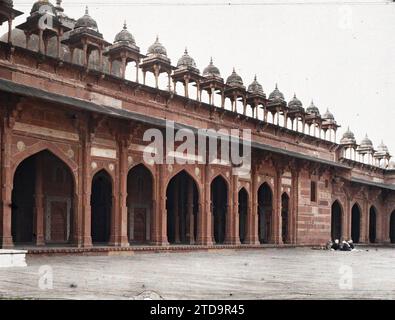 Fatehpur Sikri, Indien Innenraum von Jama Masjid oder große Moschee, Persönlichkeit, Religion, Habitat, Architektur, politische Persönlichkeit, Islam, Kaiser, Arc, Arkade, Bogen, Innenhof, Kuppel, Kuppel, Galerie, Moschee, religiöse Architektur, Indien, Fatehpour-Sikri, Pavillons der Moschee, Fatehpur Sikri, 31/12/1913 - 31/12/1913, Passet, Stéphane, Fotograf, 1913-1914 - Inde, Pakistan - Stéphane Passet - (16. Dezember-29. Januar), Autochrome, Foto, Glas, Autochrome, Foto, Horizontal, Format 9 x 12 cm Stockfoto