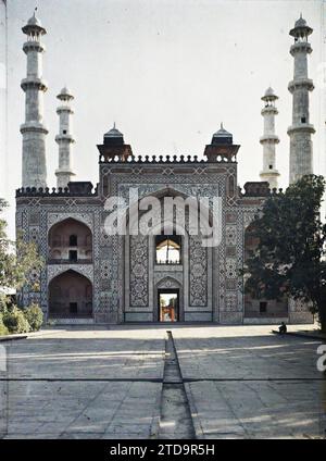 Sikandara (Sikandra), Indien die Südtür von Akbars Mausoleum, Persönlichkeit, Habitat, Architektur, Religion, HD, Kunst, politische Persönlichkeit, Grab, Grabbau, Islam, existiert in High Definition, Minaret, Dekorative Künste, Kaiser, Bogen, Arkade, Bogen, religiöse Architektur, Indien, Sckoundra, Eingang zum Gehege des Grabes von Akbar, Agra, Agra [Umgebung], 29/12/1913 - 29/12/1913, Passet, Stéphane, Fotograf, 1913-1914 - Inde, Pakistan - Stéphane Passet - (16. Dezember-29. Januar), Autochrome, Foto, Glas, Autochrome, Foto, Vertikal, Format 9 x 12 cm Stockfoto