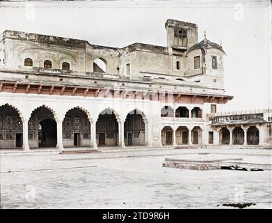 Lahore, Indien (heutiges Pakistan) der Shish Mahal („Spiegelpalast“), erbaut 1631 von Shah Jahan, Habitat, Architektur, Kaiser, Arc, Arkade/Arkade, Dilapidation, unhygienische Bedingungen, Innenhof, Galerie, Palace, Castle, Indien, Lahore, What Remains of the Palace, Lahore, 10/01/1914 - 15/01/1914, Passet, Stéphane, Fotograf, 1913-1914 - Inde, Pakistan - Stéphane Passet - (16. Dezember-29. Januar), Autochrome, Foto, Glas, Autochrome, Foto, Horizontal, Format 9 x 12 cm Stockfoto