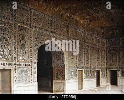 Lahore, Indien (heutiges Pakistan) Innenraum des Empfangsraums des Shish Mahal Forts („Spiegelpalast“), erbaut 1631 von Shah Jahan, Persönlichkeit, Habitat, Architektur, HD, Kunst, politische Persönlichkeit, Innenansicht, existiert in High Definition, Dekorative Künste, Kaiser, Mosaik, Bogen, Arkade/Arkade, Palast, Schloss, Indien, Lahore, Palace Vestibule, Lahore, 10.01/1914 - 10.01.1914, Passet, Stéphane, Fotograf, 1913-1914 - Inde, Pakistan - Stéphane Passet - (16. Dezember-29. Januar), Autochrome, Foto, Glas, Autochrome, Foto, Horizontal, Format 9 x 12 cm Stockfoto