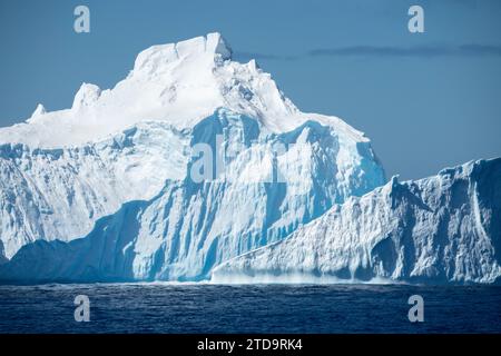 Antarktis, Südliche Orkney-Inseln. Große Eisberge, die in der Nähe der Orkneys schwimmen. Stockfoto