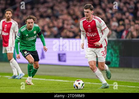 Amsterdam, Niederlande. Dezember 2023. AMSTERDAM, NIEDERLANDE - 17. DEZEMBER: Benjamin Tahirovic von Ajax dribbelt während des niederländischen Eredivisie-Spiels zwischen Ajax und PEC Zwolle in der Johan Cruijff Arena am 17. Dezember 2023 in Amsterdam. (Foto von Andre Weening/Orange Pictures) Credit: Orange Pics BV/Alamy Live News Stockfoto