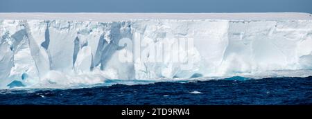 Antarktis, Südliche Orkney-Inseln. Wellen brechen auf einem großen tabellarischen Eisberg in der Nähe der Orkneys ab. Stockfoto