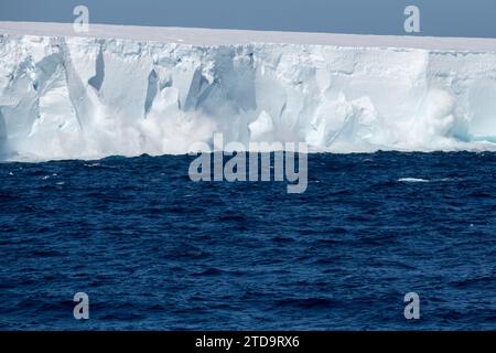 Antarktis, Südliche Orkney-Inseln. Wellen brechen auf einem großen tabellarischen Eisberg in der Nähe der Orkneys ab. Stockfoto