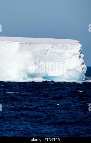 Antarktis, Südliche Orkney-Inseln. Wellen brechen auf einem großen tabellarischen Eisberg in der Nähe der Orkneys ab. Stockfoto