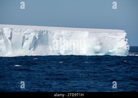 Antarktis, Südliche Orkney-Inseln. Wellen brechen auf einem großen tabellarischen Eisberg in der Nähe der Orkneys ab. Stockfoto