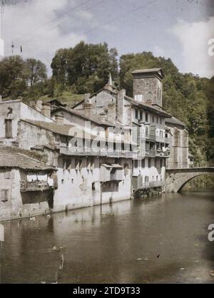 Saint-Jean-Pied-de-Port, Frankreich, Wohngebäude, Architektur, Kirche, Bauingenieurwesen, Glockenturm, Fluss, ländliche Architektur, Wohngebäude, Balkon, Loggia, Brücke, religiöse Architektur, Frankreich, St Jean Pied de Port, Alte Häuser in Waterside, Saint-Jean-Pied-de-Port, 18.07/1924 - 18.07.1924, Léon, Auguste, Fotograf, 1924 - Aquitaine - Auguste Léon, Autochrome, Foto, Glas, Autochrome, Foto, positiv Stockfoto