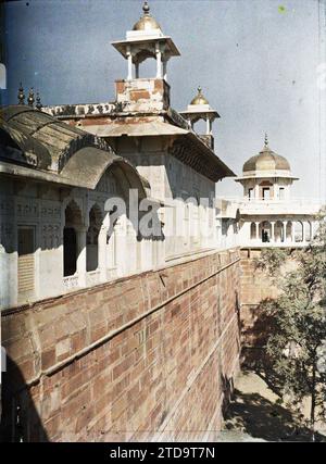 Agra, Indien Blick auf das Äußere des Gehäuses des Roten Forts (Lal Qila), das Dach des privaten Palastes (Khas Mahal) mit Chhatris und im Hintergrund den Jasminturm (Musamman Burj), Habitat, Architektur, Harem, Balkon, Loggia, Kaiser, befestigte Architektur, Festung, Palast, Castle, Indien, Agra, Eine Ecke der Festungsmauer und Haremspavillon, Agra, 28/12/1913 - 28/12/1913, Passet, Stéphane, Fotograf, 1913-1914 - Inde, Pakistan - Stéphane Passet - (16. Dezember-29. Januar), Autochrome, Foto, Glas, Autochrome, Foto, Vertikal, Format 9 x 12 cm Stockfoto