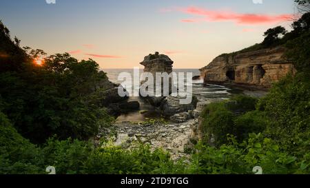 Frühlingsansicht der Kerpe Rocks. Touristische Gegend in Kocaeli. Küste im Norden der Türkei. Stockfoto
