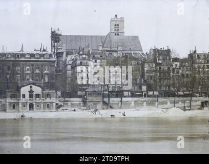 Paris (4. Arr.), Frankreich der Quai de l'Hôtel-de-Ville und die Kirche Saint-Gervais-Saint-Protais vom Quai aux Fleurs, Religion, Wirtschaftstätigkeit, Wohnraum, Architektur, Kirche, Gerüste, Stützen, Fluss, Christentum, Glockenturm, Kai, Schutt, Industrie, religiöse Architektur, Frankreich, Paris, Blick vom Quai aux Fleurs in Richtung St Gervais, Île de la Cité, 07/04/1924 - 07/04/1924, Léon, Auguste, Fotograf, Autochrome, Foto, Glas, Autochrome, Foto, positiv, Horizontal, Größe 9 x 12 cm Stockfoto