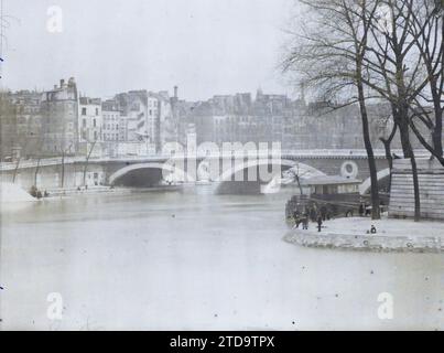 Paris (4. Arr.), Frankreich die Louis-Philippe-Brücke und der Quai de l'Hôtel-de-Ville, vom Quai aux Fleurs, Wohnraum, Architektur, Wirtschaftstätigkeit, Verkehr, Insel, Fluss, Bauingenieurwesen, öffentliche Bauarchitektur, Quay, Boot, Fischerei, Seefahrtsberufe, Fluss- und Seetransport, Brücke, Frankreich, Paris, Blick vom Quai aux Fleurs in Richtung St Gervais, rechts von der vorherigen in Richtung Brücke, Île de la Cité, 07/04/1924 - 07/04/1924, Léon, Auguste, Fotograf, Autochrome, Foto, Glas, Autochrome, Foto, positiv, Horizontal, Größe 9 x 12 cm Stockfoto