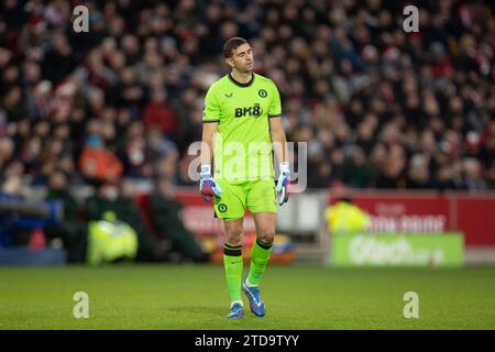 Brentford, Großbritannien. Dezember 2023. Emiliano Martinez von Aston Villa gibt während des Premier League-Spiels zwischen Brentford und Aston Villa im Gtech Community Stadium in Brentford am Sonntag, den 17. Dezember 2023. (Foto: Federico Guerra Maranesi | MI News) Credit: MI News & Sport /Alamy Live News Stockfoto