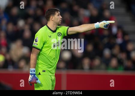 Brentford, Großbritannien. Dezember 2023. Emiliano Martinez von Aston Villa gibt während des Premier League-Spiels zwischen Brentford und Aston Villa im Gtech Community Stadium in Brentford am Sonntag, den 17. Dezember 2023. (Foto: Federico Guerra Maranesi | MI News) Credit: MI News & Sport /Alamy Live News Stockfoto