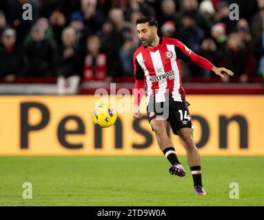 Brentford, Großbritannien. Dezember 2023. Saman Ghoddos aus Brentford kontrolliert den Ball während des Premier League-Spiels zwischen Brentford und Aston Villa im Gtech Community Stadium in Brentford am Sonntag, den 17. Dezember 2023. (Foto: Federico Guerra Maranesi | MI News) Credit: MI News & Sport /Alamy Live News Stockfoto