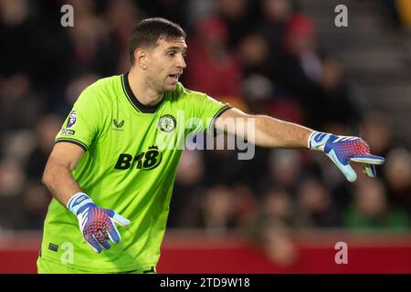 Brentford, Großbritannien. Dezember 2023. Emiliano Martinez von Aston Villa gibt während des Premier League-Spiels zwischen Brentford und Aston Villa im Gtech Community Stadium in Brentford am Sonntag, den 17. Dezember 2023. (Foto: Federico Guerra Maranesi | MI News) Credit: MI News & Sport /Alamy Live News Stockfoto