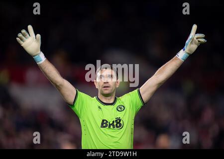 Brentford, Großbritannien. Dezember 2023. Emiliano Martinez von Aston Villa gibt während des Premier League-Spiels zwischen Brentford und Aston Villa im Gtech Community Stadium in Brentford am Sonntag, den 17. Dezember 2023. (Foto: Federico Guerra Maranesi | MI News) Credit: MI News & Sport /Alamy Live News Stockfoto