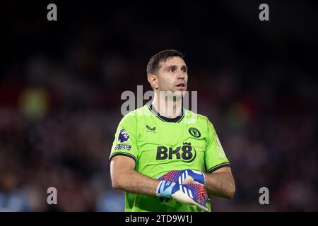 Brentford, Großbritannien. Dezember 2023. Emiliano Martinez von Aston Villa gibt während des Premier League-Spiels zwischen Brentford und Aston Villa im Gtech Community Stadium in Brentford am Sonntag, den 17. Dezember 2023. (Foto: Federico Guerra Maranesi | MI News) Credit: MI News & Sport /Alamy Live News Stockfoto