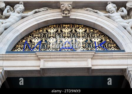 Wien, Österreich 30. September 2023. Mosaik am Eingang zum Museum of Applied Arts (MAK) Stockfoto