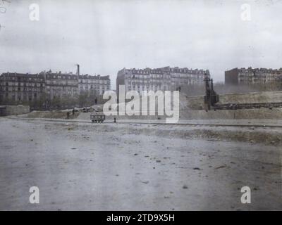 Paris (15. Arrondissement), Frankreich Abriss der alten Befestigungsanlagen an der Porte de Versailles, Boulevard Victor und Boulevard Lefebvre, Wohngebäude, Architektur, Arbeiten, befestigte Architektur, Befestigungen, Schutt, Industrieausrüstung, Maschine, Frankreich, Paris, die Werke der Fortifons an der Porte de Versailles, Arrondissement XV, Befestigungsanlagen, Petite ceinture, la Zone, 24.04/1924 - 24.04.1924, Léon, Auguste, Fotograf, Autochrome, Foto, Glas, Autochrome, Foto, positiv, horizontal, Größe 9 x 12 cm Stockfoto