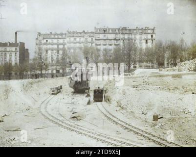 Paris (15. Arr.), Frankreich die Lage der alten Befestigungsanlagen an der Porte de Versailles, Boulevard Levebvre, Wohngebäude, Architektur, Verkehr, Bauwerke, befestigte Architektur, Befestigungen, Barriere, Palisade, Schutt, Schienentransport, Industrieausrüstung, Maschine, Frankreich, Paris, Arbeiten an den Befestigungsanlagen der Porte de Versailles, Arrondissement XV., Befestigungsanlagen, Petite ceinture, La Zone, 24.04/1924 - 24.04.1924, Léon, Auguste, Fotograf, Autochrome, Foto, Glas, Autochrome, Foto, positiv, horizontal, Größe 9 x 12 cm Stockfoto