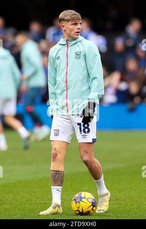 Ipswich, Großbritannien. Dezember 2023. Brandon Williams (18) wärmt sich während des Ipswich Town FC gegen Norwich City FC SKY Bet EFL Championship Matches in Portman Road, Ipswich, England, Großbritannien am 16. Dezember 2023 auf Credit: Every Second Media/Alamy Live News Stockfoto