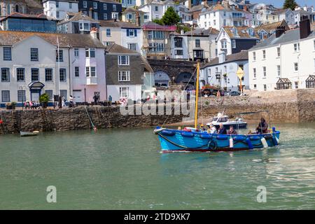 Dartmouth Castle Ferry passiert im Frühsommer das Old Custom House am Bayards Cove Quay. Stockfoto