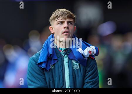 Ipswich, Großbritannien. Dezember 2023. Brandon Williams (18) wärmt sich während des Ipswich Town FC gegen Norwich City FC SKY Bet EFL Championship Matches in Portman Road, Ipswich, England, Großbritannien am 16. Dezember 2023 auf Credit: Every Second Media/Alamy Live News Stockfoto